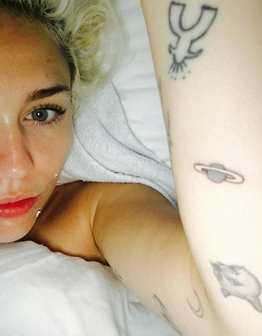 Astronomie-Stunde mit Miley Cyrus: Welchen Planeten hat sie sich da tätowieren lassen?