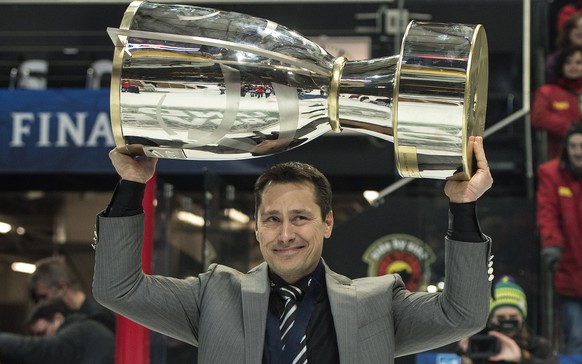 Berns Trainer Guy Boucher feiert mit dem Pokal nach dem Final des Swiss Ice Hockey Cups 2014/15 zwischen dem SC Bern und den Kloten Flyers, am Mittwoch, 11. Februar 2015, in der PostFinance-Arena in B ...