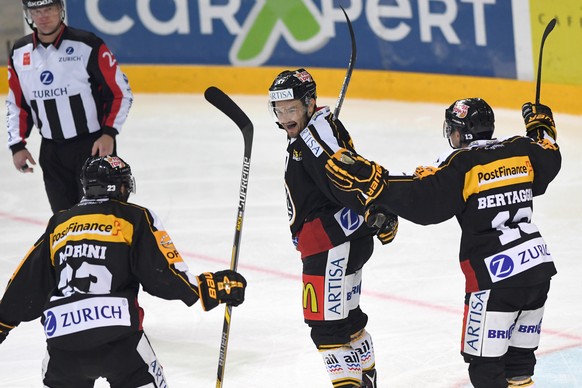 Luganos Luca Fazzini, Mitte, feiert sein 4-2 Goal mit seinen Mitspielern beim Eishockeyspiel der National League A zwischen dem HC Lugano und dem HC Ambri Piotta, in der Resega Eishalle in Lugano, am  ...