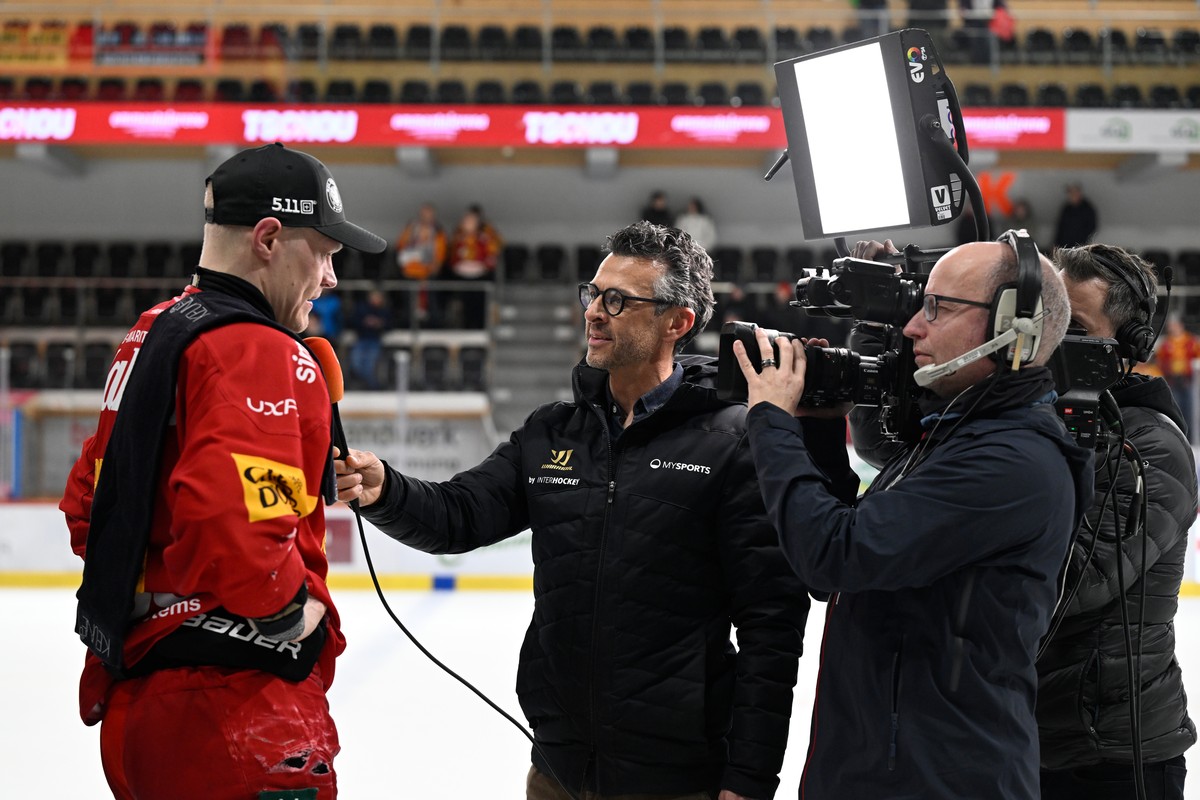 Tigers Harri Pesonen, links, im TV Interview mit Jann Billeter von MySports nach dem Eishockey-Qualifikationsspiel der National League, zwischen den SCL Tigers und den ZSC Lions, am Montag, 9. Maerz 2 ...
