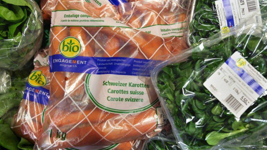 Plastik, wohin das Auge reicht: Bio-Karotten und -Salat bei einem Schweizer Detailhändler.