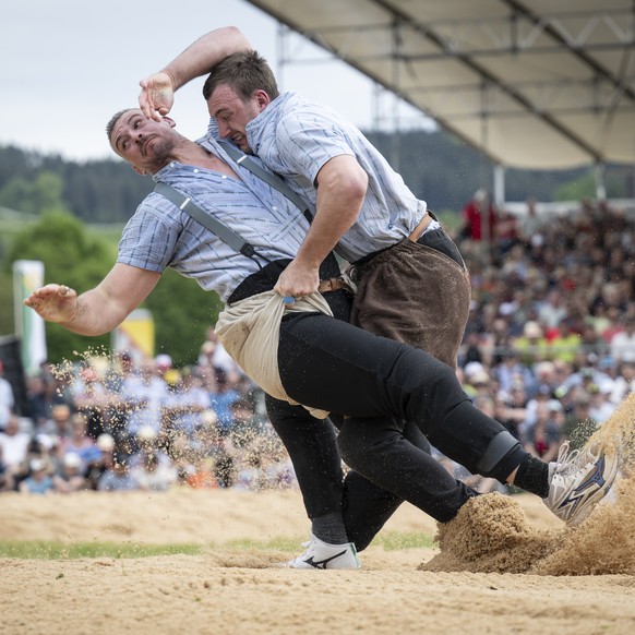 Damian Ott, rechts, auf dem Weg zu seinem Sieg im Schlussgang gegen Samuel Giger, am Thurgauer Kantonalschwingfest, am Sonntag, 3. Mai 2026, in Sirnach. (KEYSTONE/Gian Ehrenzeller)