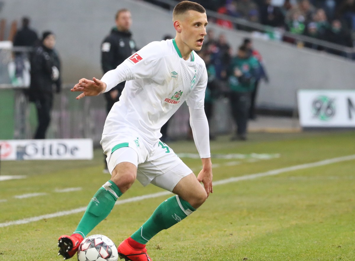epa07300220 Bremen's Maximilian Eggestein in action during the German Bundesliga soccer match between Hannover 96 and Werder Bremen in Hanover, Germany, 19 January 2019. EPA/FOCKE STRANGMANN COND ...