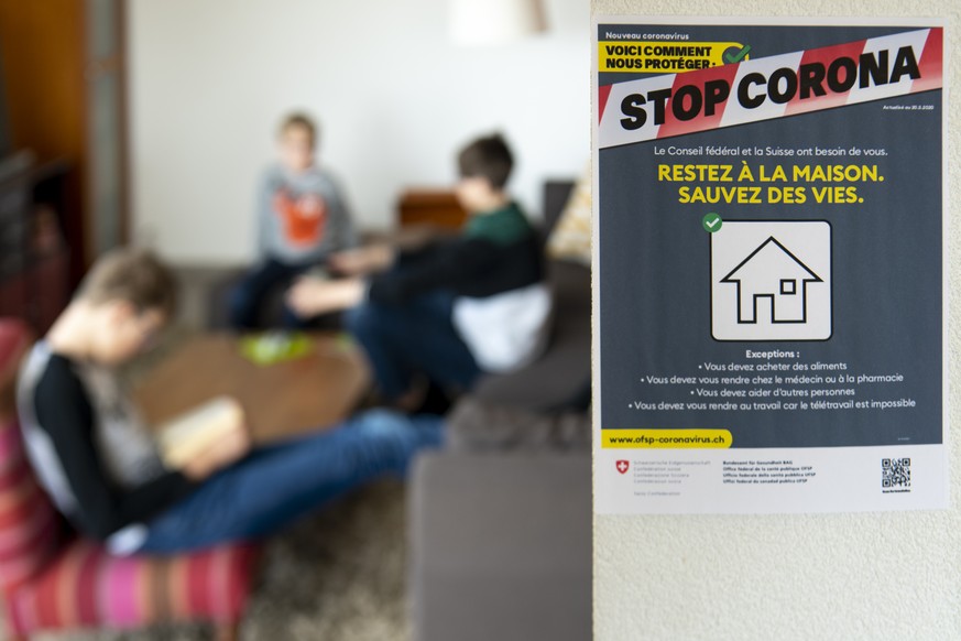 Une affichette de prevention concernant le nouveau Coronavirus (Covid-19) de l&#039;office federale de la sante publique, OFSP, indiquant &quot;Stop Corona, Restez a la maison. Sauvez des vies&quot; p ...