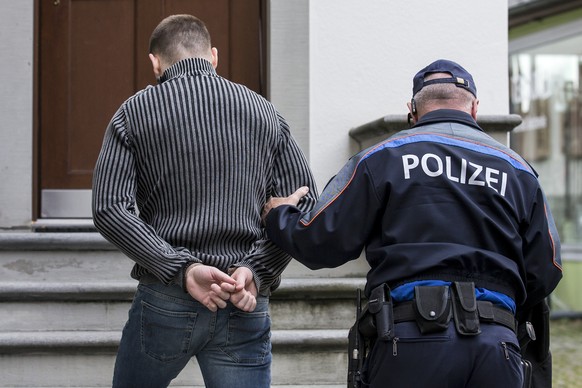 Sasa Sindelic wird am 19. Oktober zum Prozess ins Rathaus Altdorf gebracht.