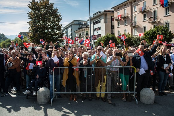 Leute begruessen den neu gewaehlten Bundesrat Ignazio Cassis (nicht im Bild), waehrend des offiziellen Festes zu seinen Ehren, am Donnerstag, 28. September 2017, in Bellinzona. (KEYSTONE/Ti-Press/Gabr ...
