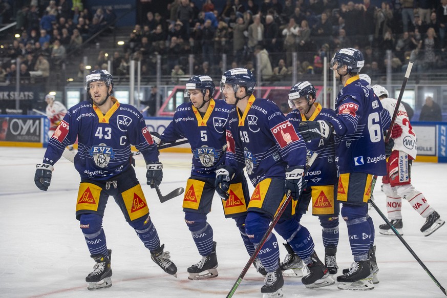 Die Zuger, mit Jan Kovar, links, feiern das Tor zum 2:3 beim Eishockey Meisterschaftsspiel der National League zwischen dem EV Zug und Rapperswil Jona Lakers am Freitag, 23. Dezember 2022 in Zug. (KEY ...