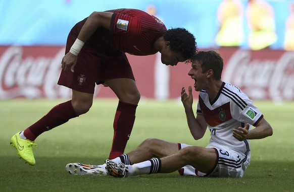 Gleich setzt Pepe zu seinem Kopfstoss gegen Müller an.