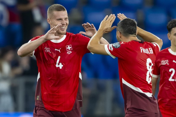 epa12362979 Switzerland&#039;s Nico Elvedi (L) celebrates the 1-0 goal with his teammate Remo Freuler during the FIFA 2026 World Cup Group B qualifying soccer match between Switzerland and Slovenia, i ...