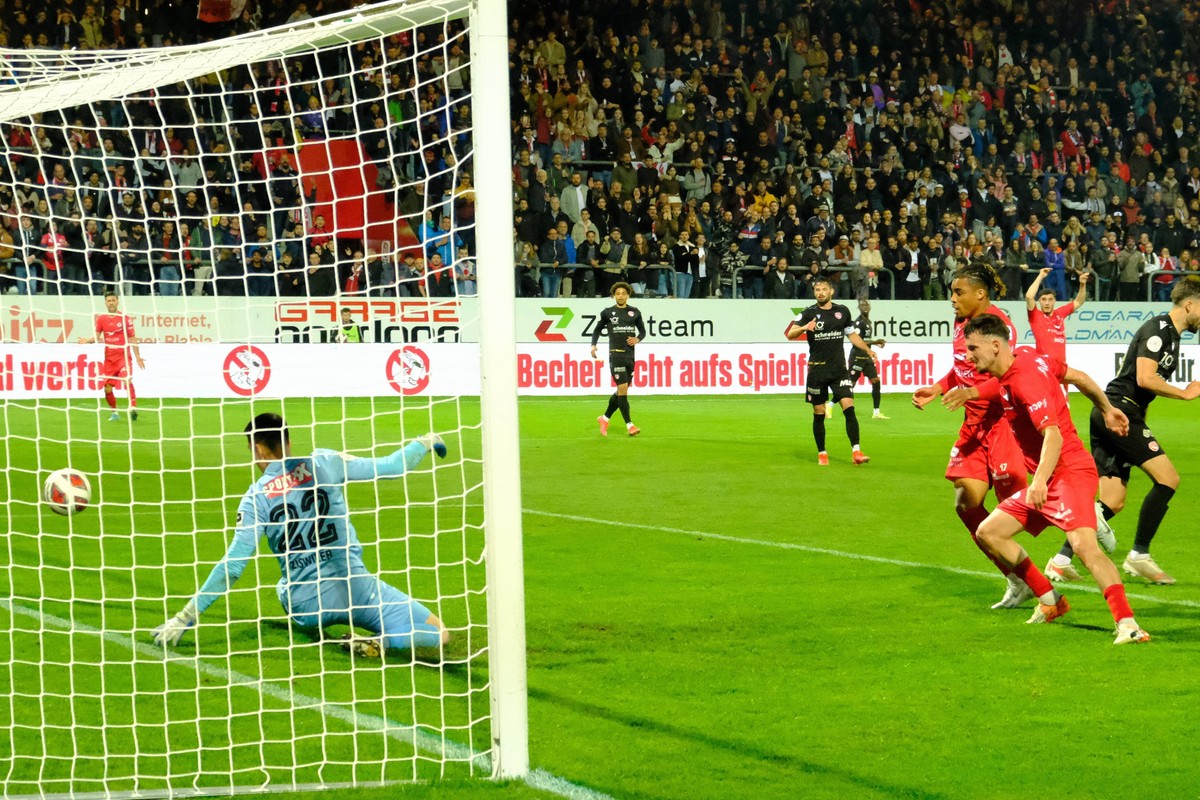 Samir Ramizi trifft zum 2:2 für Winterthur im Spiel gegen den FC Thun.