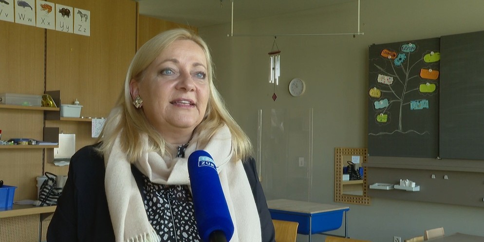 Mehrere hundert Flüchtende aus der Ukraine trafen am Sonntag beim Hauptbahnhof Zürich ein. Die Integration der Kinder stellt die Schulen vor Herausforderungen. Zollikon ist eine der ersten Gemeinden,  ...