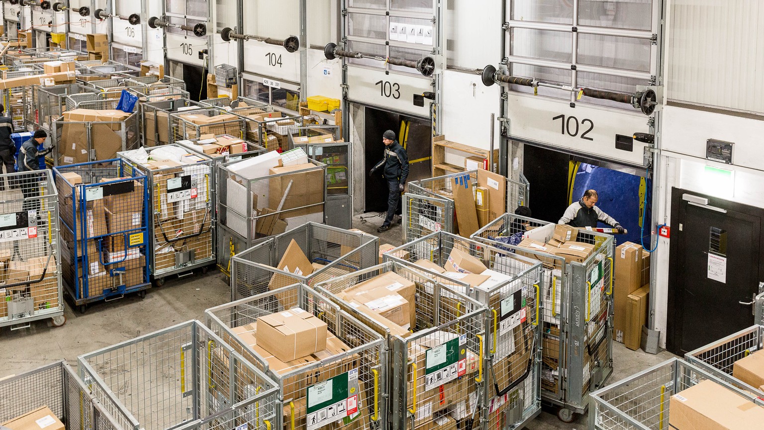 Unterwegs mit dem Paket-Pöstler Stefan „Tschudi“ Bütler auf seiner Route durch Muri kurz vor Weihnachten.
Im Bild: Im Verteilzentrum Mägenwil beginnt um 5.30 Uhr die Arbeit: Pakete, die von der Vertei ...