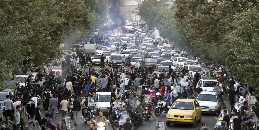 Tausende Menschen gingen in Iran auf die Strasse.