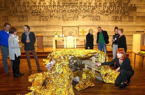 Ist das Kunst oder kann das weg? Übereifrige Putzfrau wirft Installation in den Müll
Habe vollstes Verständnis, dass man einen Haufen Rettungsfolie pber zwei Holzpaletts nicht unbedingt als Kunst erke ...