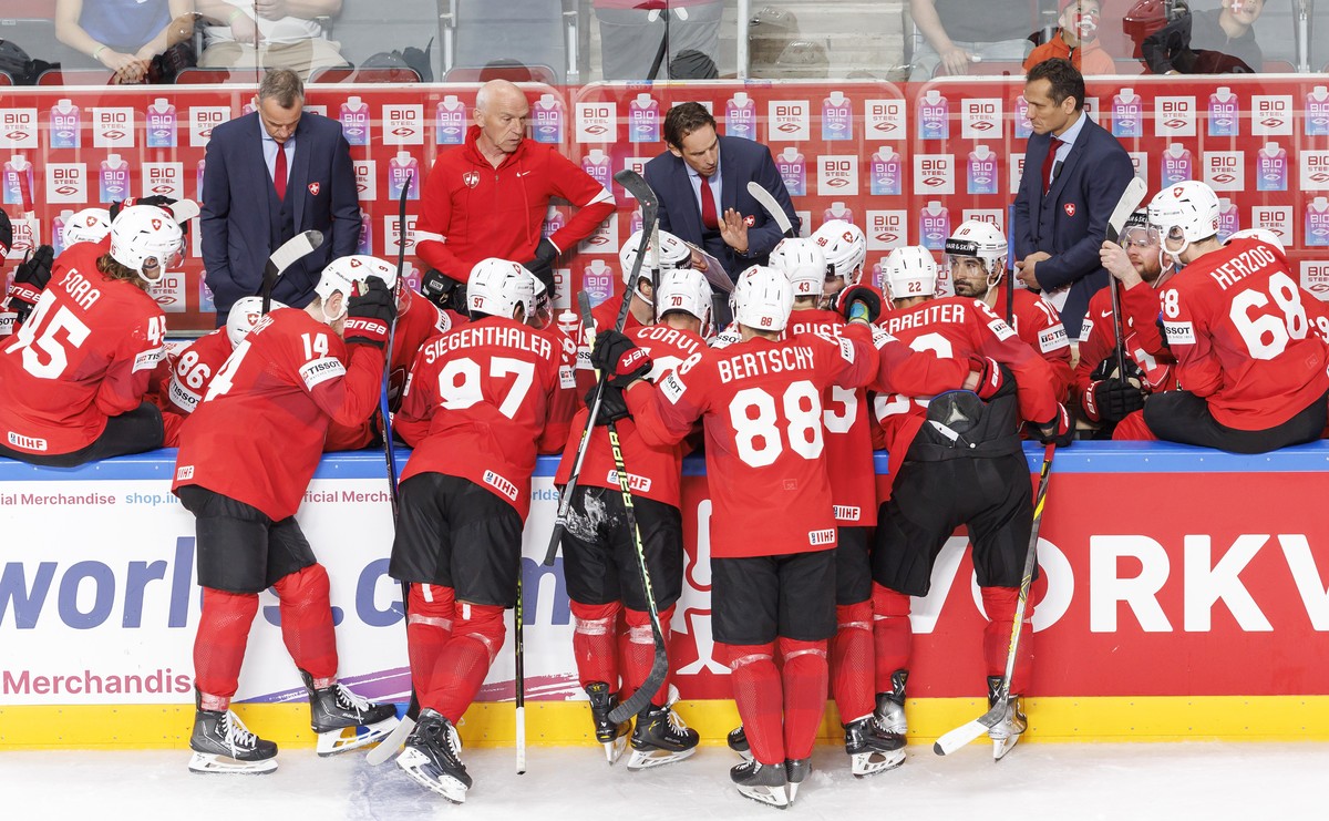 Patrick Fischer, head coach of Switzerland national ice hockey team, talks to his players, during the IIHF 2023 World Championship quarter final game between Switzerland and Germany, at the Riga Arena ...