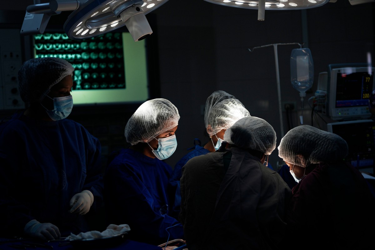 Doctors perform surgery on a patient at the Public General Hospital amid oxygen shortages due to roadblocks, in La Paz, Bolivia, Tuesday, June 2, 2026. (AP Photo/Juan Karita)
Bolivia Health