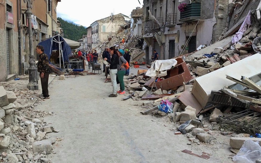 Rescuers work following an earthquake that hit Amatrice, central Italy, August 24, 2016. REUTERS/Emiliano Grillotti FOR EDITORIAL USE ONLY. NO RESALES. NO ARCHIVES.