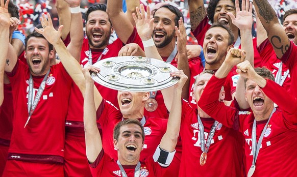 epa05777271 (FILE) A file picture dated 23 May 2015 of Bayern Munich&#039;s captain Philipp Lahm lifting the German championship shield after the German Bundesliga soccer match between FC Bayern Munic ...