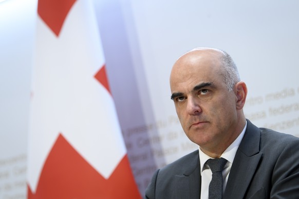 Bundesrat Alain Berset, hoert eine Frage waehrend einer Medienkonferenz des Bundesrates zur aktuellen Situation im Zusammenhang mit dem Coronavirus, am Freitag, 3. Dezember 2021, im Medienzentrum Bund ...