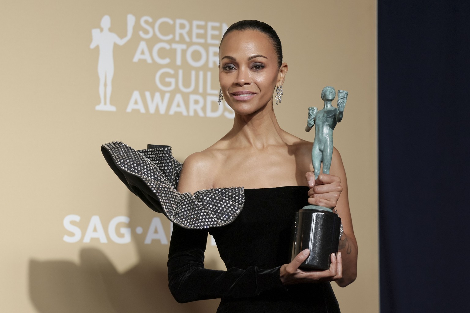epa11920363 Actor Zoe Saldana poses with the SAG award for ?Outstanding Performance by a Female Actor in a Supporting Role? in the press room during the 31st annual Screen Actor Guild Awards at the Sh ...