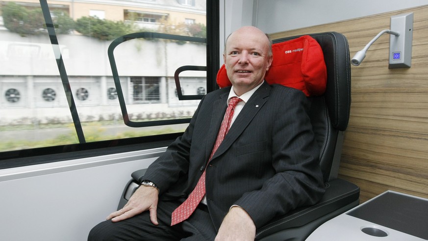 ARCHIVBILD ZUR MK SBB - BEKANNTGABE NEUER CEO, AM DIENSTAG, 10. DEZEMBER 2019 ---- Vincent Ducrot, Leiter SBB Personenverkehr ad interim, geniesst die Medienfahrt des neuen OeBB railjet in der Premium ...