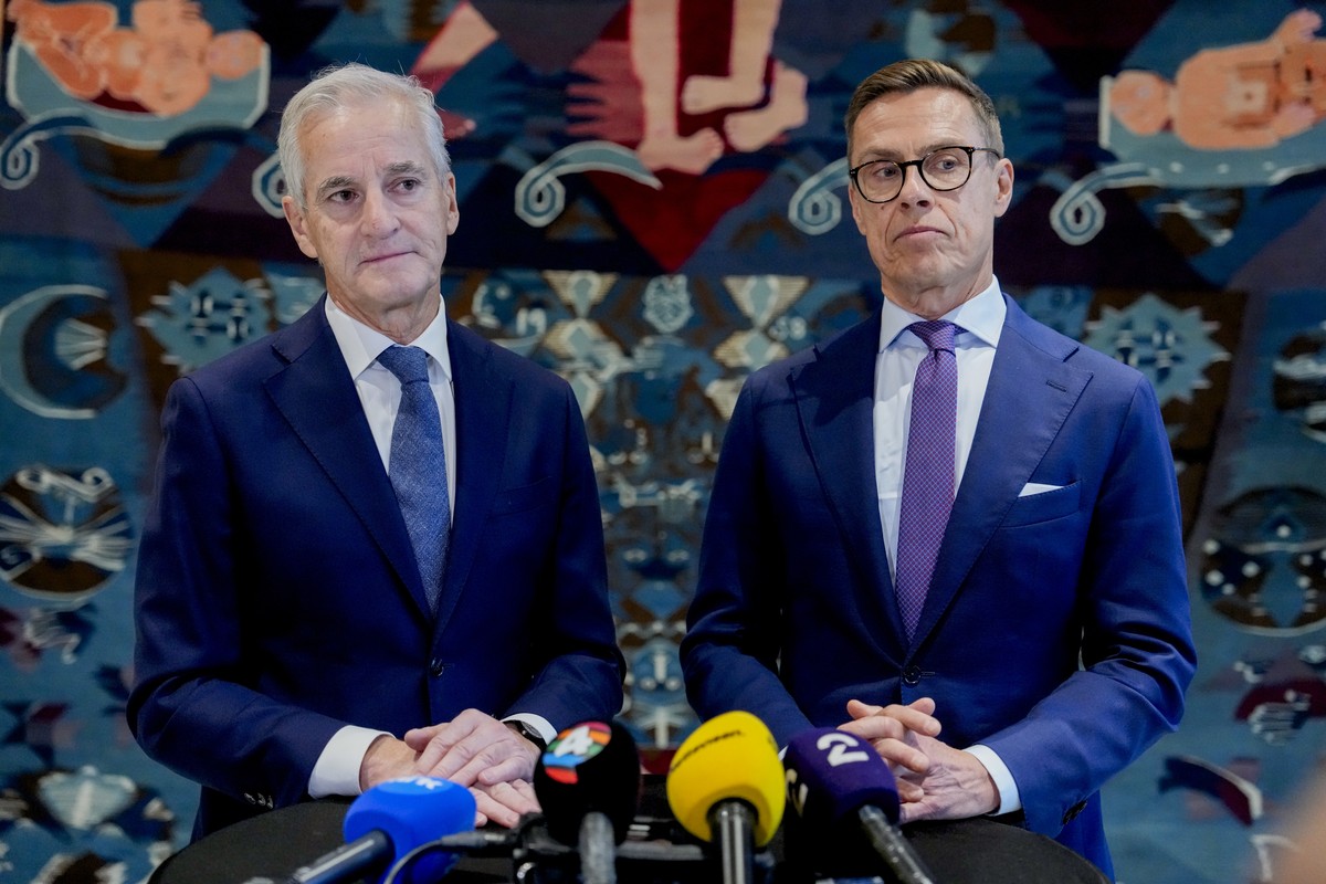 epaselect epa13288525 Norwegian Prime Minister Jonas Gahr Store (L) and Finnish President Alexander Stubb attend a working meeting at the Prime Minister's Office in Oslo, Norway, 08 October 2026. ...