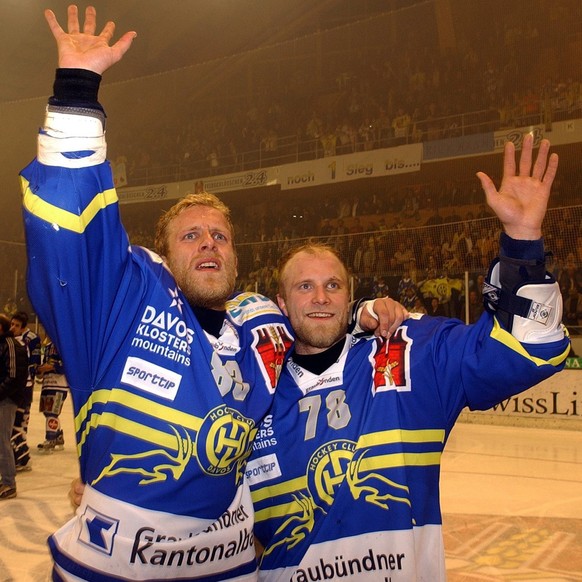 Die Brueder Reto, links, und Jan von Arx, rechts, winken ihrer Familie auf die Haupttribuene zu am Donnerstag, 7. April 2005, beim 5. Eishockey Play-Off Finalspiel zwischen dem HC Davos und den ZSC Li ...