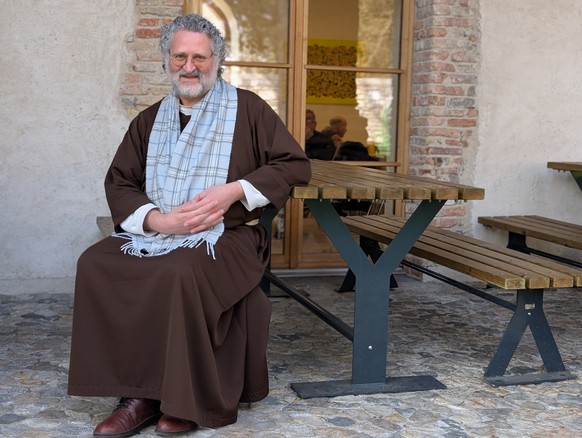 Kapuzinermönch Martino Dotta pendelt viermal pro Woche vom Konvent in Locarno nach Lugano. In der Suppenküche wird er von allen Fra Martino gerufen.