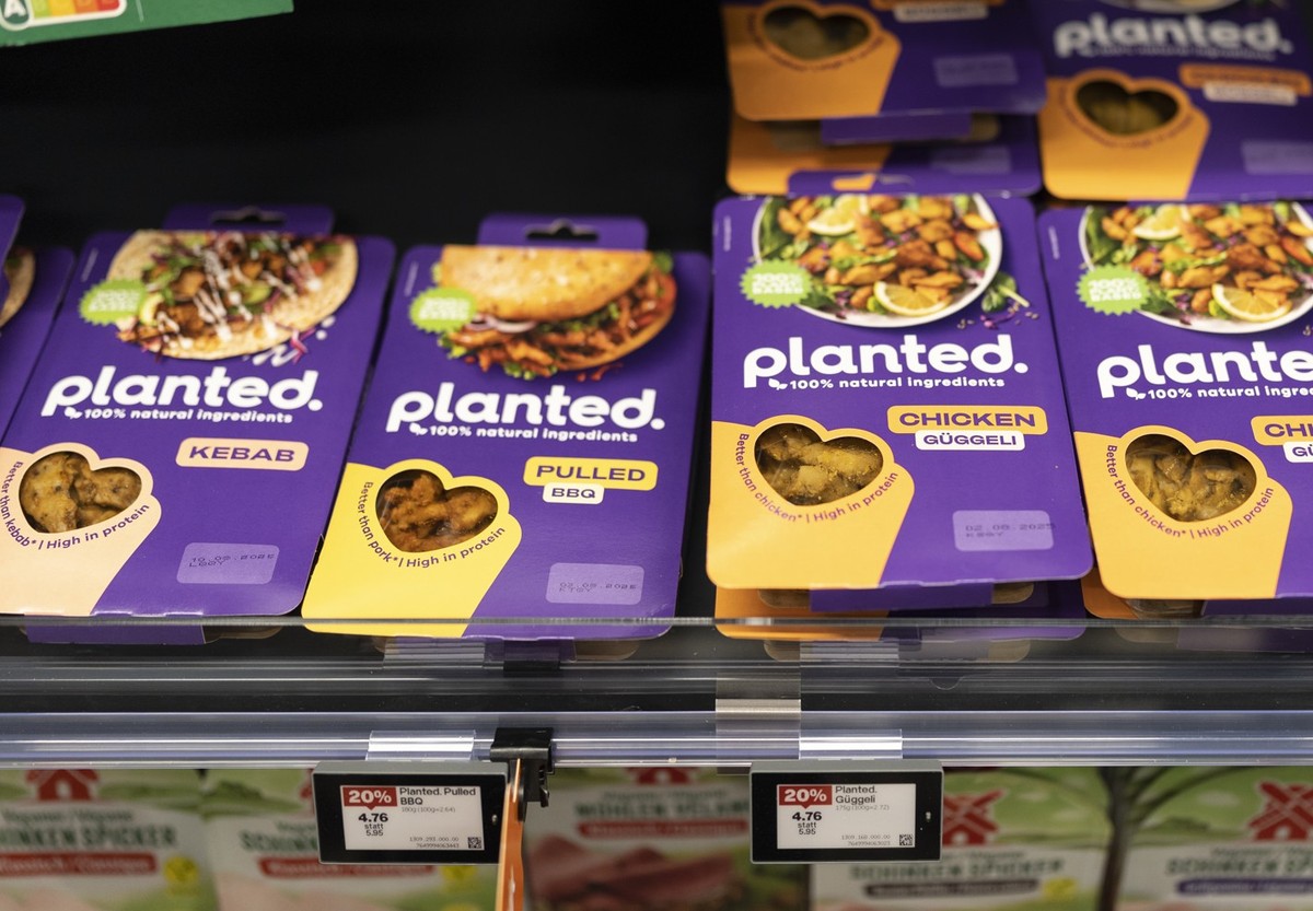 Vegane Fleischersatzprodukte stehen im Kühlregal der Migros Appenzell, fotografiert am Mittwoch 23. Juli 2025 im Appenzell. (KEYSTONE/Gaetan Bally)