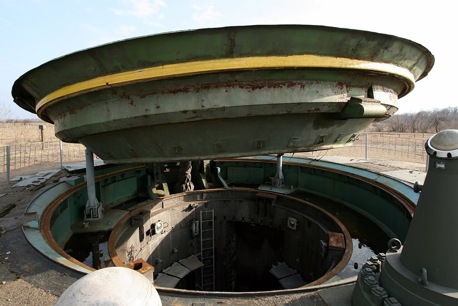 Raketensilo für Interkontinentalraketen des Typs RT-23 (NATO-Codename: SS-24) in der Ukraine. 1992 war die Ukraine durch die Hinterlassenschaft der Sowjetunion die drittgrösste Atommacht der Welt.
htt ...