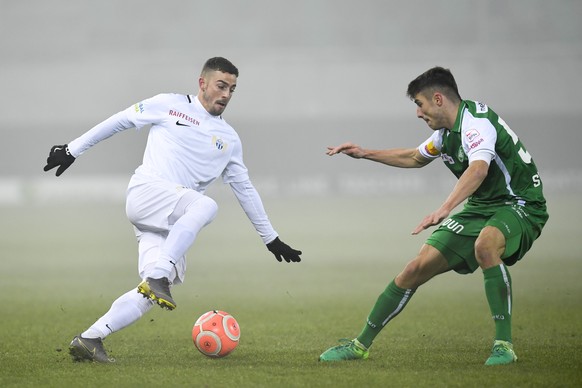 Zuerichs Marco Schoenbaechler, links, gegen St. Gallens Leonidas Stergiou, beim Fussball Super-League Spiel zwischen dem FC St. Gallen und dem FC Zuerich, am Mittwoch, 6. Februar 2019, im Kybunpark in ...