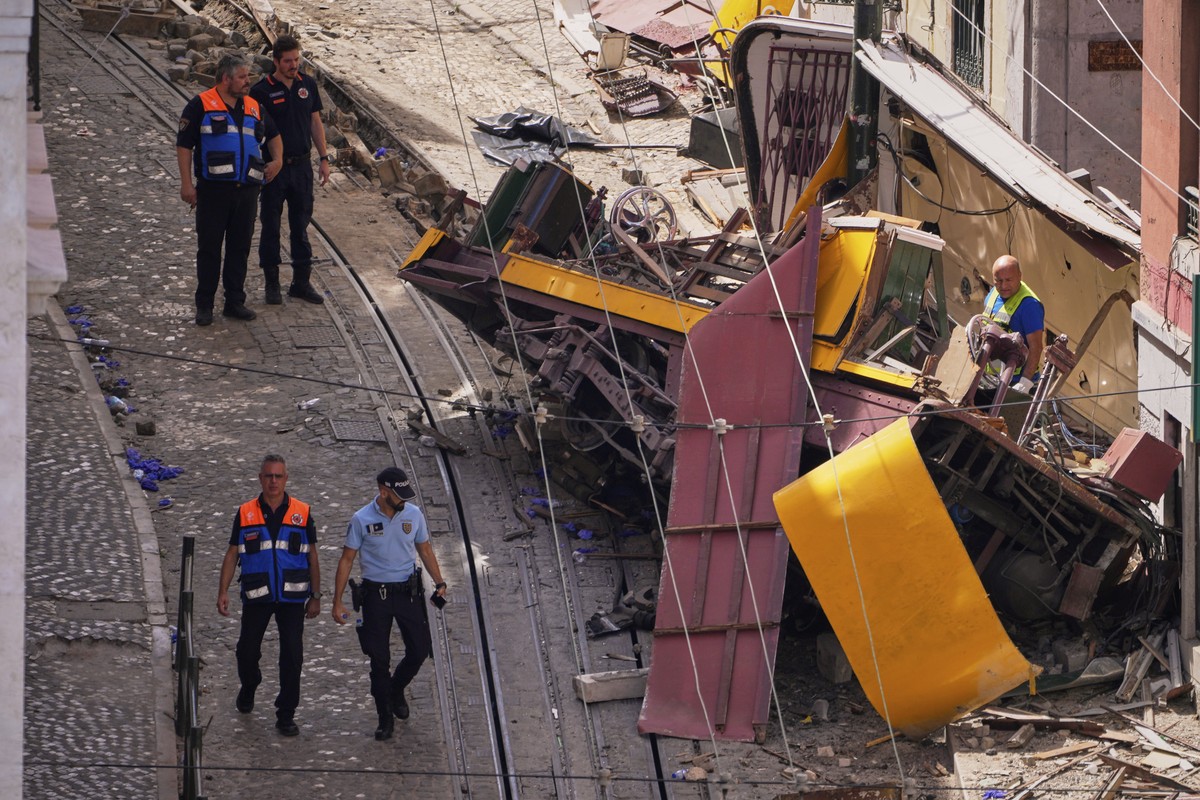 Police officers inspect the site where a tourist streetcar derailed and crashed in Lisbon, Portugal, Thursday, Sept. 4, 2025. (AP Photo/Armando Franca)
Pictures of the Week Global Photo Gallery