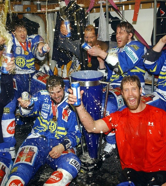 JAHRESRUECKBLICK 2005 - SPORT - SCHWEIZ EISHOCKEY HC DAVOS MEISTER: Bier in rauhen Mengen floss beim neuen Eishockey Schweizermeister in der Kabine mit vorne links, Michel Riesen, Joe Thornton, vorne  ...