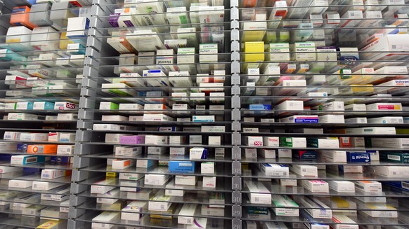ARCHIV - 06.03.2020, Sachsen, Leipzig: Medikamente liegen im Lager einer Apotheke. (zu dpa: