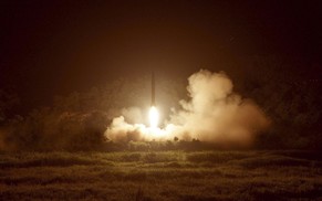 Bild der nordkoreanischen Armee vom 10. Juli 2014: Start einer nordkoreanischen Rakete.