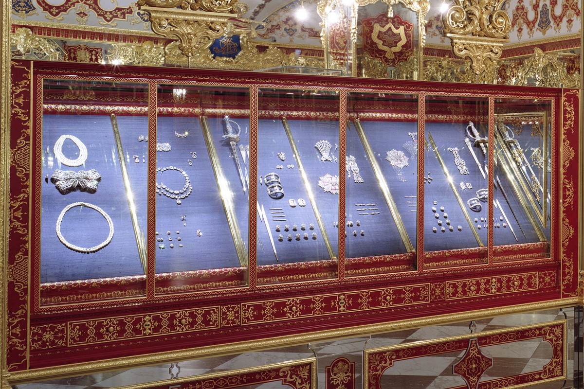 epa08025215 A handout photo made available by the Staatliche Kunstsammlungen Dresden (SKD) shows a jewelry showcase of Dresden's Treasury Green Vault in Dresden, Germany, 07 December 2007 (issued ...