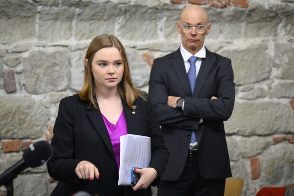 Daniel Schafer, droite, avocat et expert fiscal diplome independant et la conseillere d&#039;Etat vaudoise Valerie Dittli, gauche, parlent lors de la presentation des conclusions de l&#039;expert inde ...