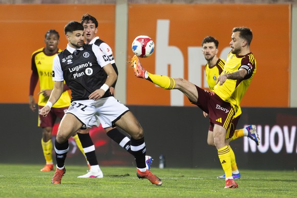 Antonios Papadopoulos (LUG), left, fight for the ball with Timothe Cognat (SFC), right, during the Super League soccer match FC Lugano against Servette FC (SFC), at the Cornaredo Stadium in Lugano, We ...