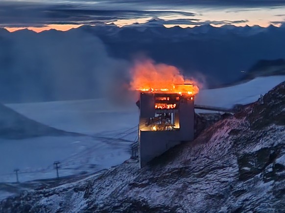 In der Bergstation des Glacier 3000 in Les Diablerets (Gemeinde Ormont-Dessus VD) ist am 19. September 2022 ein Feuer ausgebrochen. Das sich im Gebäude befindende Restaurant Botta stand vollständig in ...