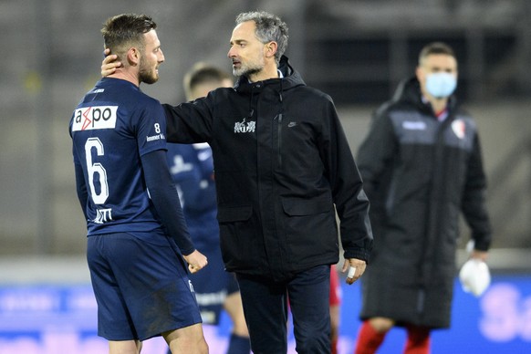 L&#039;entraineur zuerichois Massimo Rizzo, centre, parle avec le defenseur zuerichois Fidan Aliti, gauche, a la fin de la rencontre de football a huis clos de Super League entre FC Sion et FC Zuerich ...