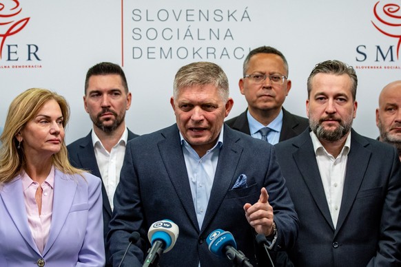 epa10893653 Slovak former Prime Minister and chairman of the Smer-SD party Robert Fico (C) talks to the media after the Slovak parliamentary elections at the party headquarters in Bratislava, Slovakia.