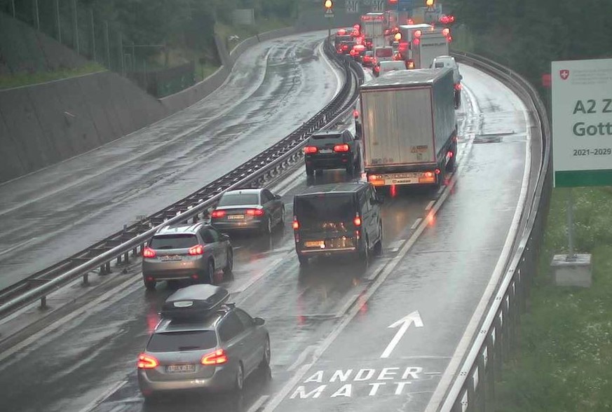 Am Samstagmorgen staut sich der Verkehr vor dem Gotthard-Nordportal.