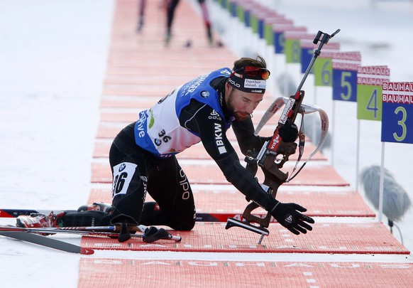 epa05072959 Benjamin Weger of Switzerland at the shooting range during the men&#039;s 10km Sprint race of the Biathlon World Cup in Pokljuka, Slovenia, 17 December 2015. EPA/ANTONIO BAT