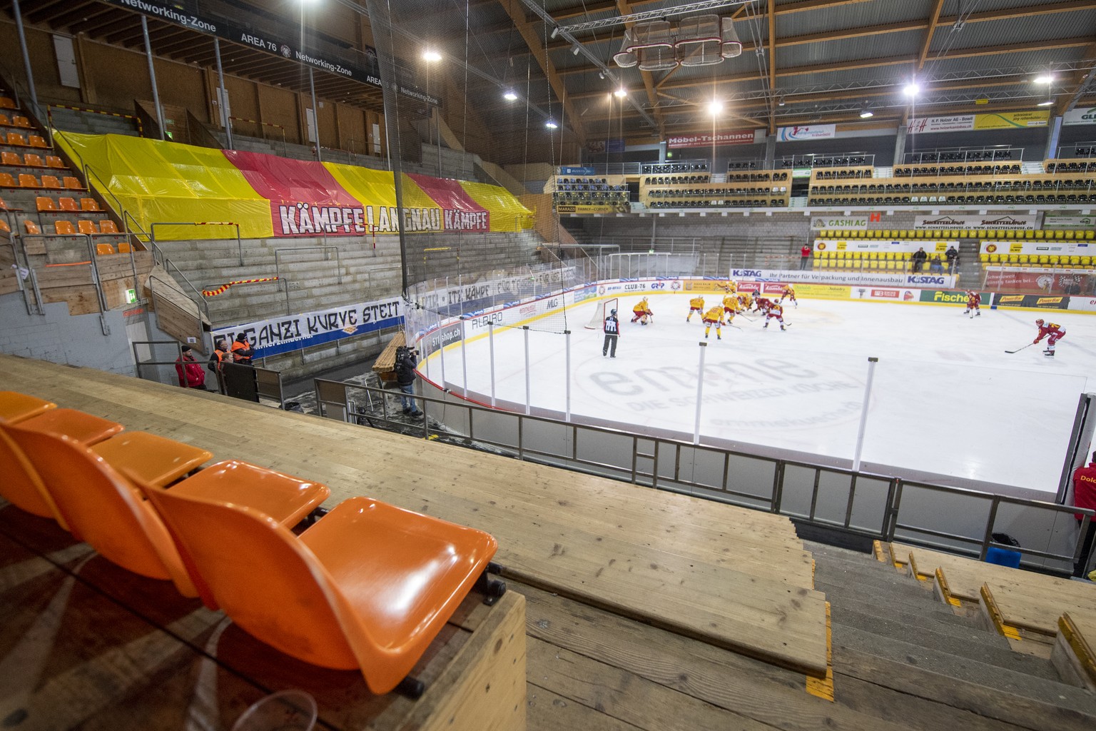 Leere Zuschaerraenge waehrend dem Meisterschaftsspiel der National League zwischen den SCL Tigers und dem EHC Biel, am Samstag 29. Februar 2020 im Ilfisstadion in Langnau. (KEYSTONE /Marcel Bieri)