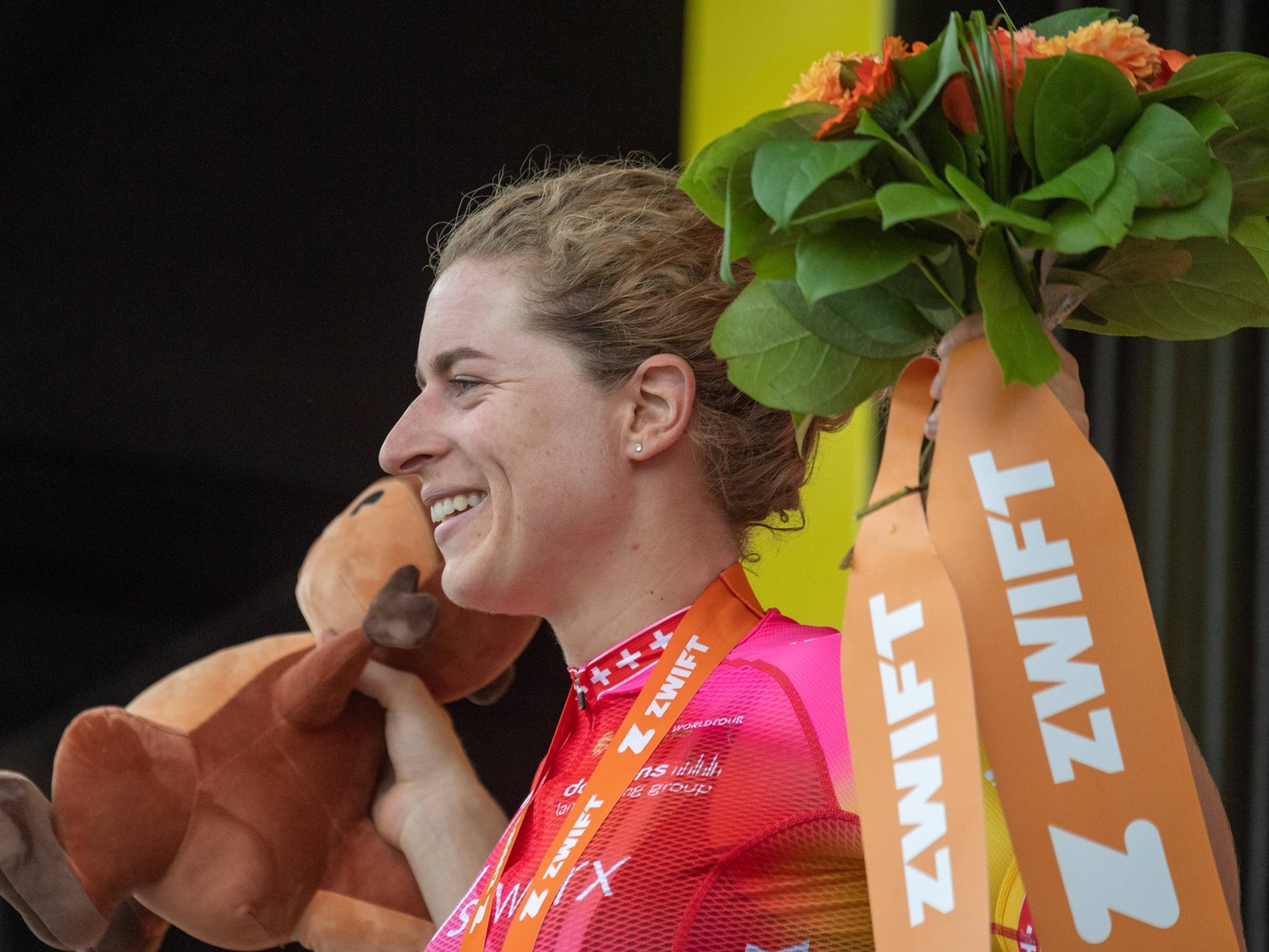 IMAGO / frontalvision.com

Marlen REUSSER 4. Etappe Tour de France Femmes 2022 Siegerehrung, Podium Marlen REUSSER (Schweiz) Team SD Worx gewinnt die 4. Etappe Tour de France Femmes (Tour de France de ...