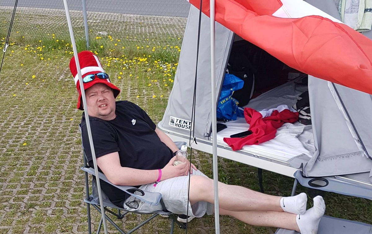 Jesper aus Kopenhagen spürt die Nachwehen des Finnland-Spiels.