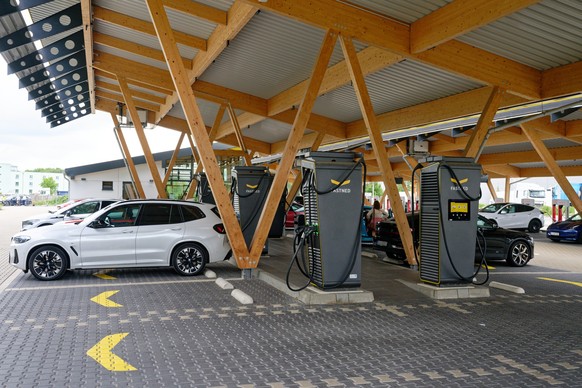 PRODUKTION - 30.07.2023, Nordrhein-Westfalen, K�ln: Schnelllader des Stromanbieters Fastned stehen im Seed&amp;Greet-Ladepark in Hilden. (zu dpa: �NRW verdr�ngt Bayern vom ersten Platz bei Ladepunkten ...