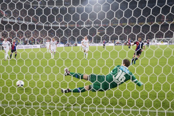 Der Basler Matias Delgado schiesst das erste Tor fuer den FC Basel im Fussball Meisterschaftsspiel der Super League zwischen dem FC Basel 1893 und dem FC Sion, im Stadion St. Jakob-Park in Basel, am S ...