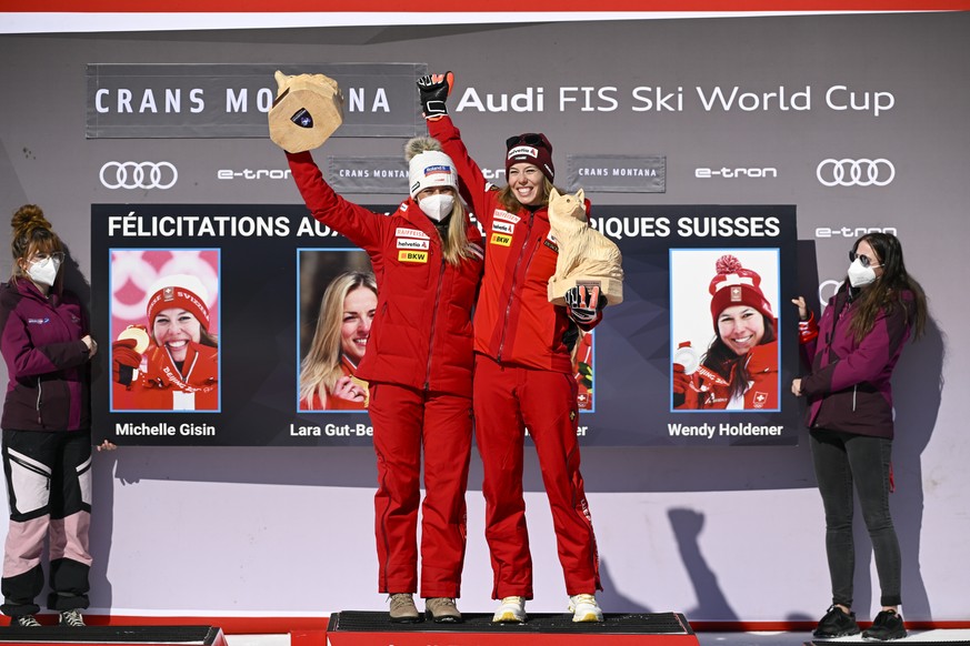 Corinne Suter and Michelle Gisin of Switzerland celebrate after the women&#039;s Downhill race at the FIS Alpine Ski World Cup in Crans-Montana, Switzerland, Sunday, February 27, 2022. (KEYSTONE/Jean- ...