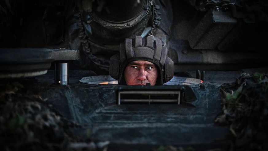 Nachtschiessübungen: Ein ukrainischer Soldat der 22. Brigade in einem T-72 Panzer.